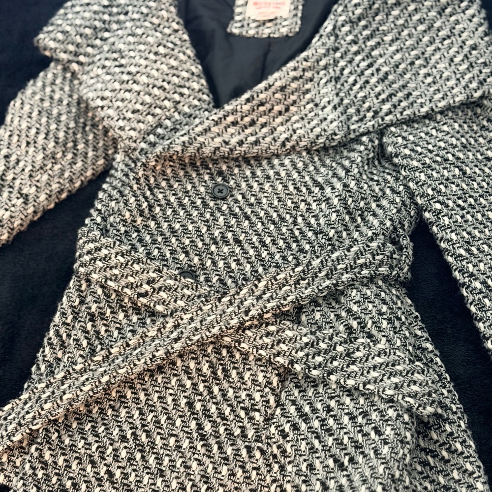 Wide collar winter jacket. Single breasted with belt. Warm stylish. Never used.